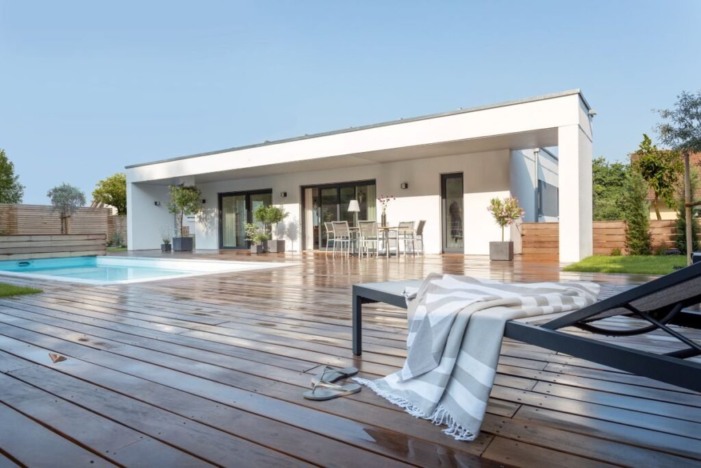 Schwörer Kundehaus Nowak moderner Bungalow mit Untergeschoss und Flachdach und Pool