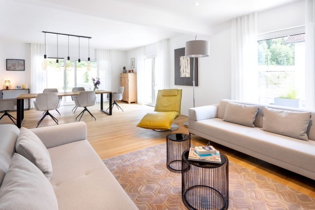 Schwörer Kundenhaus Nowak moderner Bungalow Wohnzimmer und Essbereich