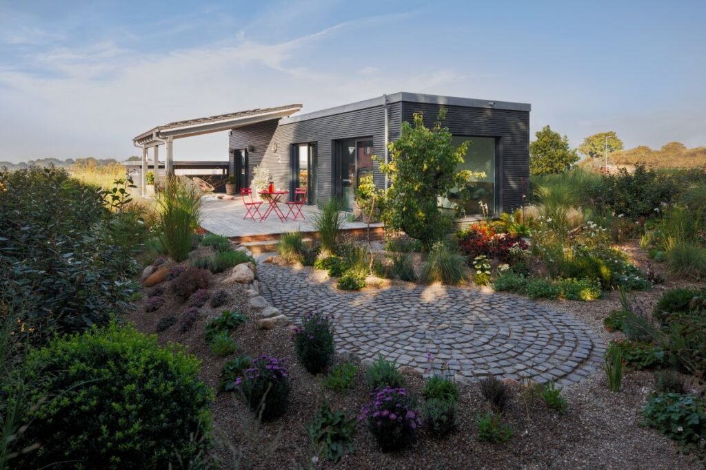 Schwörer Kundenhaus Unger Bungalow im Tiny-house Format mit schönem Garten und großer Veranda