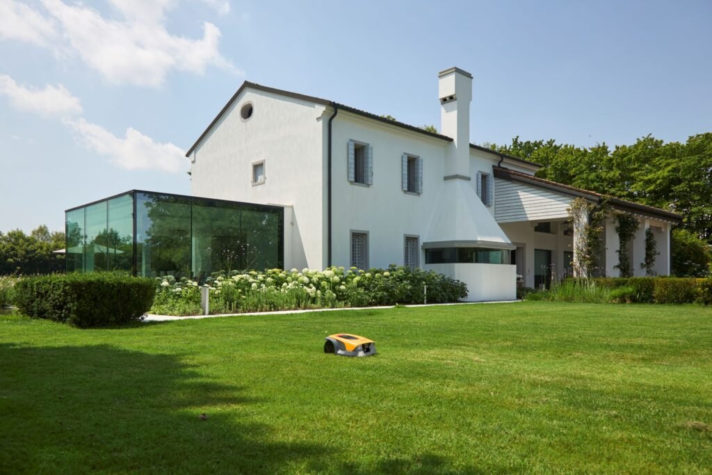 Stiga Vista Robot Mähroboter Haus Wiese