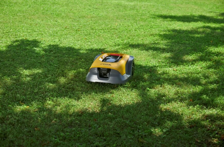 Stiga Vista Robot Mähroboter auf Wiese