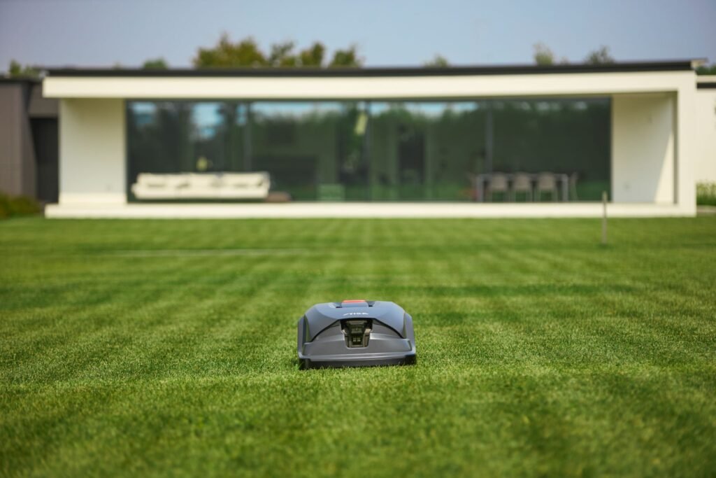 Stiga Vista Robot Mähroboter auf Wiese mit Haus