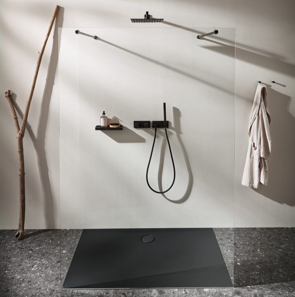 Walk in Dusche aus Glas mit dunklem Mamorboden von Scalido