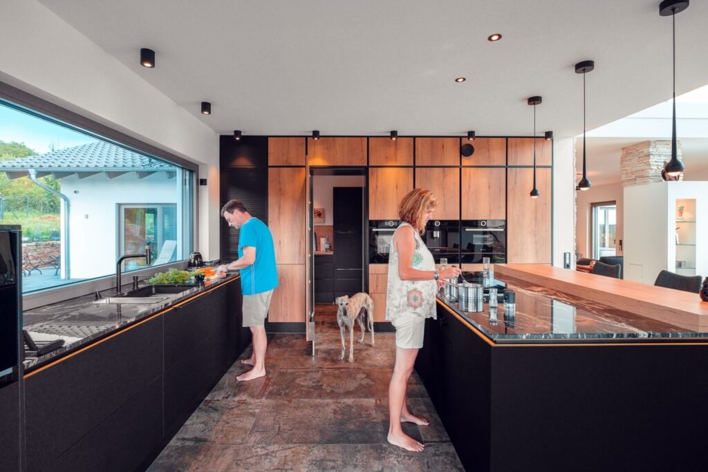 Weberhaus individuelles Architektenhaus Bauherren in großer offener Küche mit Hund