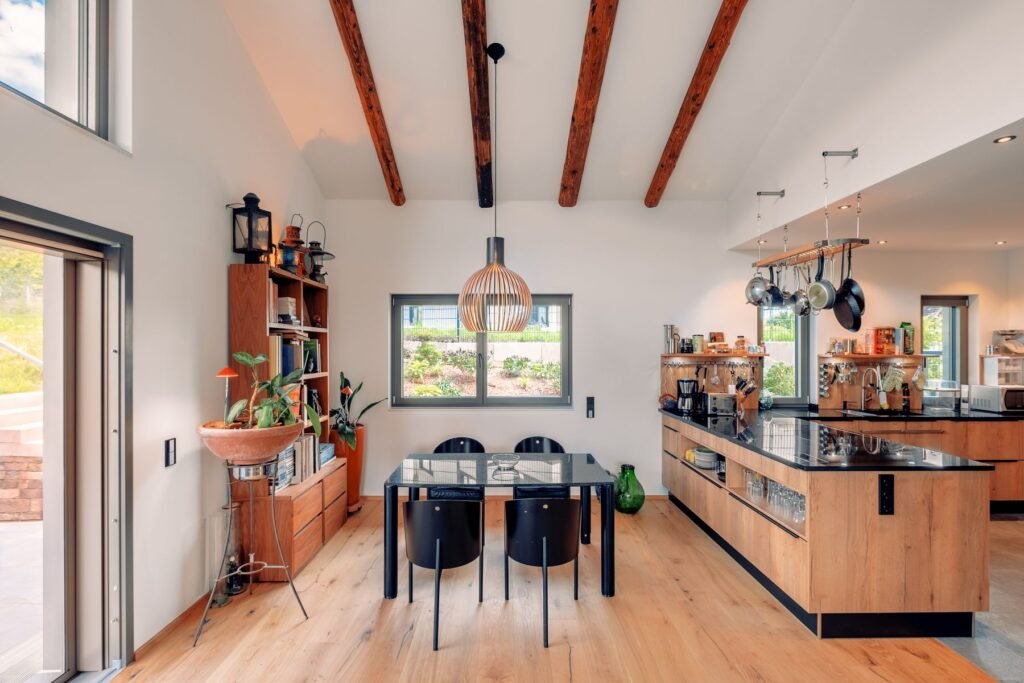 Weberhaus individuelles Architektenhaus Einliegerwohnung Essbereich mit hoher Decke und offene Küche