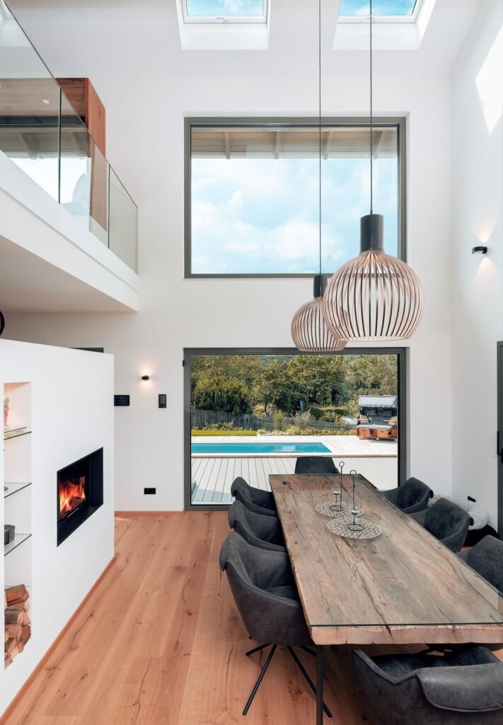 Weberhaus individuelles Architektenhaus Essbereich mit großen Fenstern nach draußen und Blick auf Pool