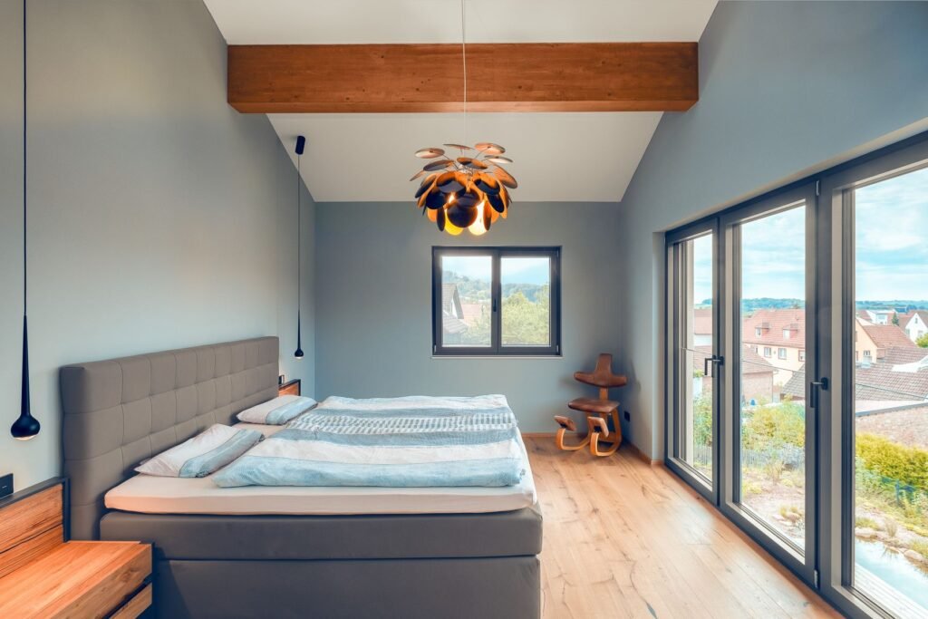 Weberhaus individuelles Architektenhaus Schlafzimmer in grau mit bodentiefen Fenstern