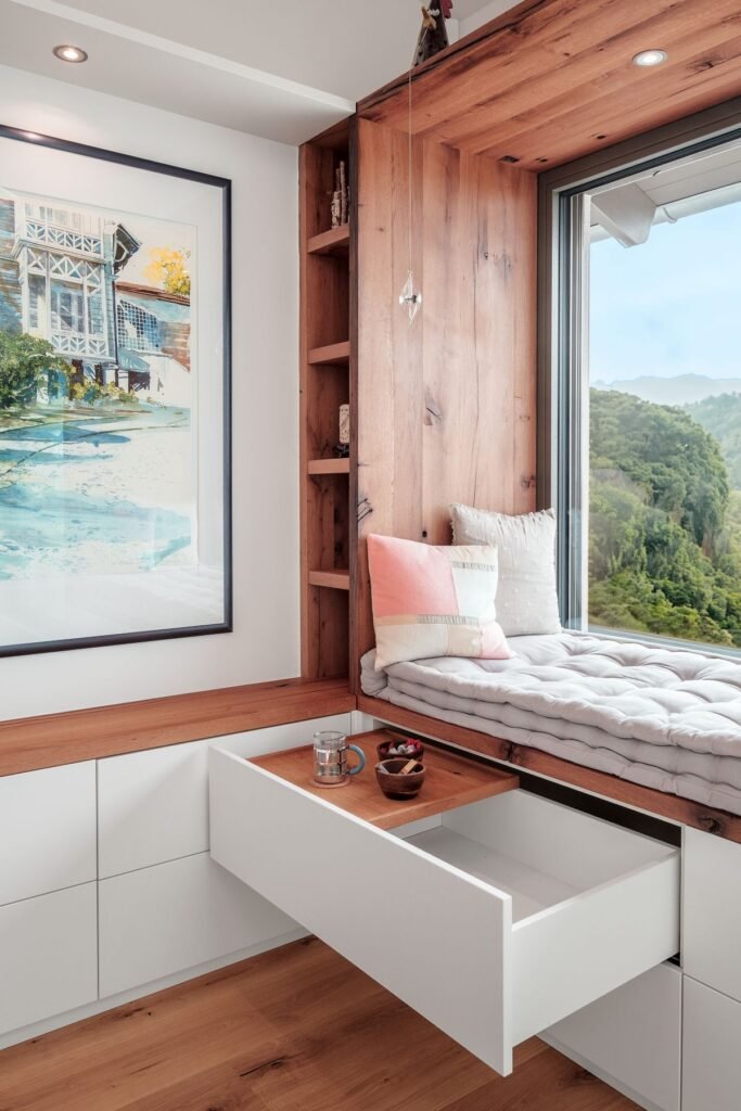 Weberhaus individuelles Architektenhaus Sitzfenster aus Holz und mit weißen Einbauschränken