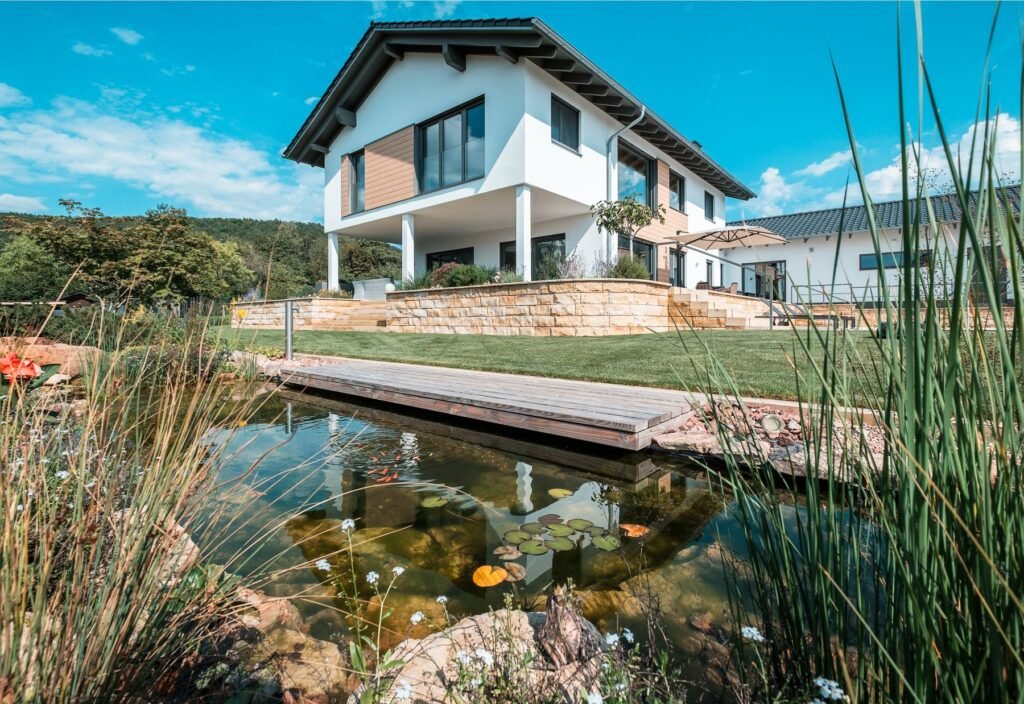 Weberhaus individuelles Architektenhaus mit Garten, Terrasse und Teich