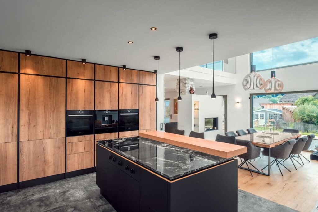 Weberhaus individuelles Architektenhaus offene Küche und Essbereich mit Luftraum