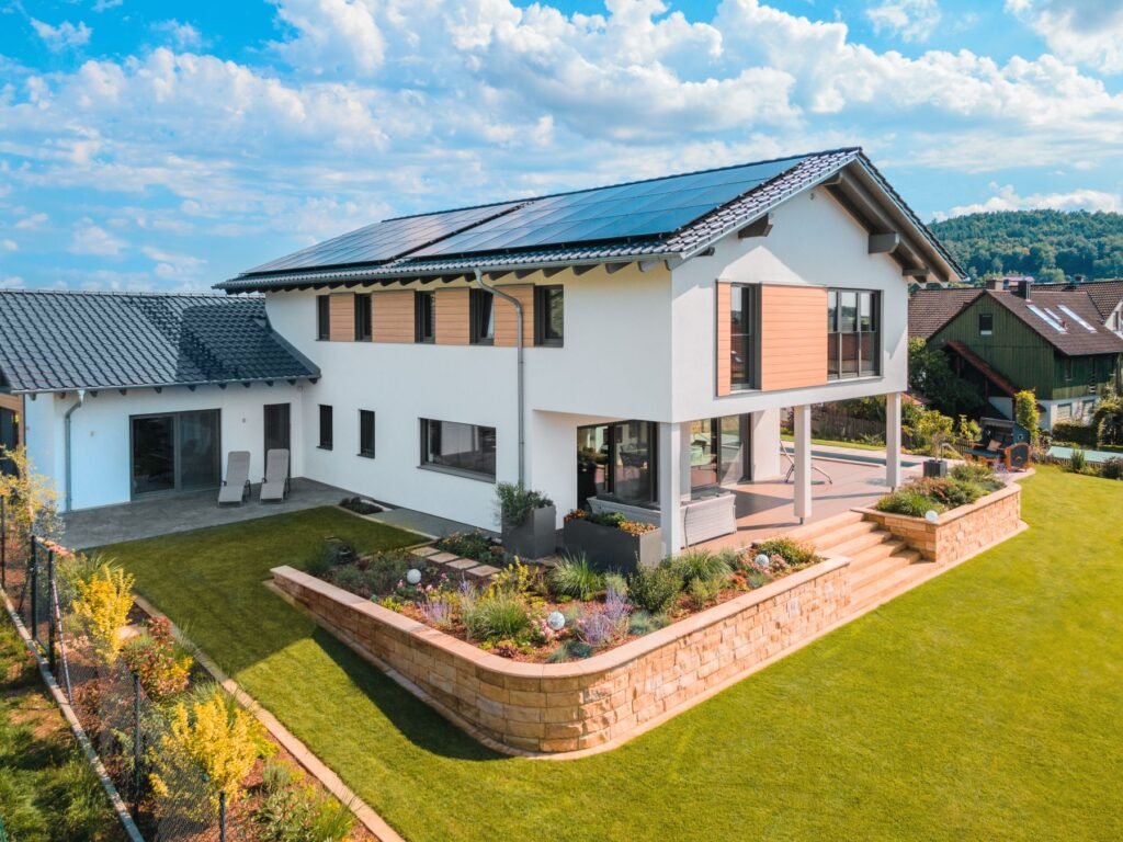 Weberhaus individuelles Architektenhaus seitliche Ansicht Haus von außen mit Garten und Einliegerwohnung