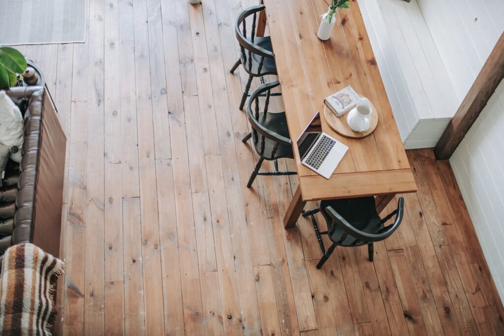 Aufsicht auf einen Dielenboden mit einem rötlichen Unterton und prägnanten Astlöchern. Foto: Lelia_Milaya/www.elements.envato.com