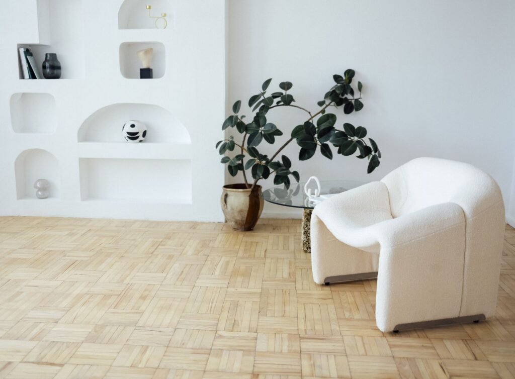 Ein moderner Raum mir einem Boden aus hellem Mosaikparkett in Würfelmuster. Foto: dasha11/www.elements.envato.com