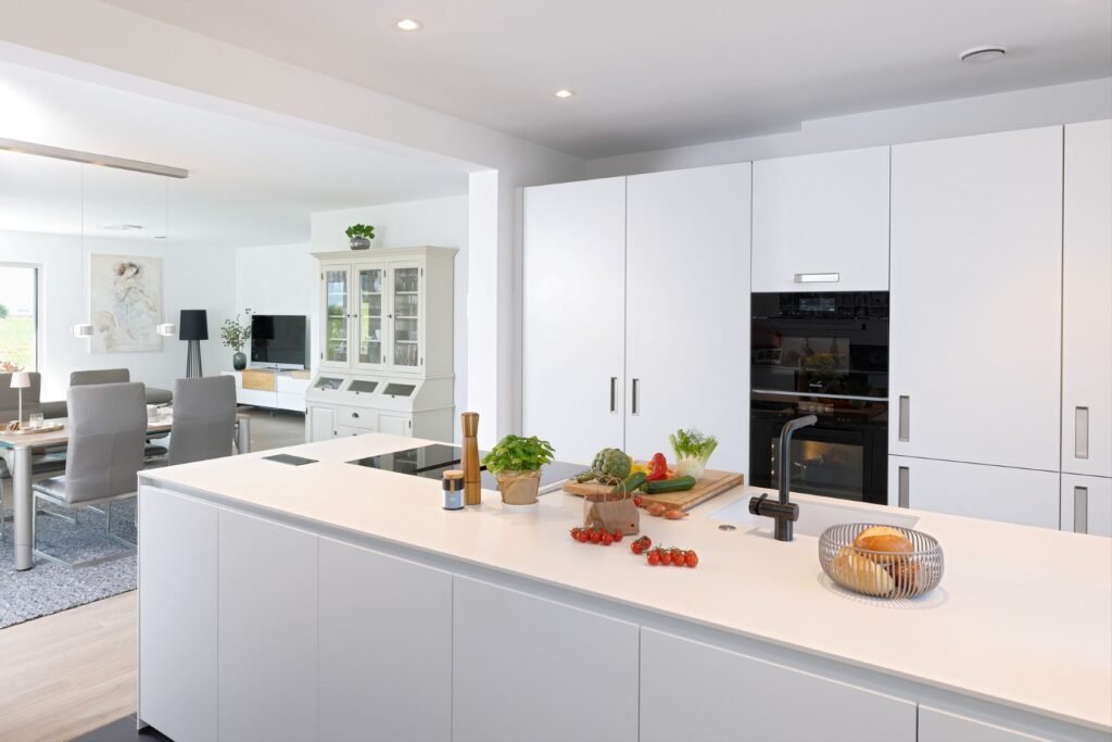 Jakoby Bungalow Schwörer Küche und Essbereich in weiß