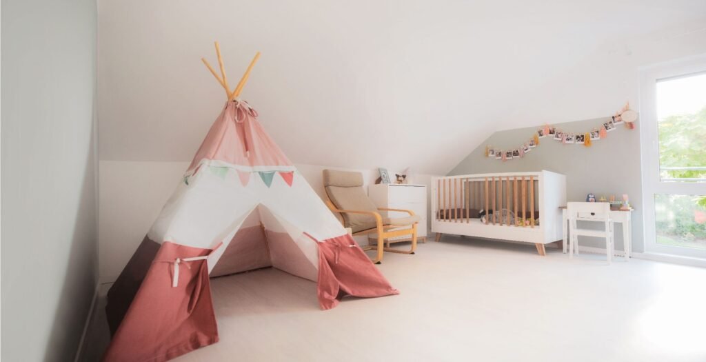 Aufnahme vom Kinderzimmer mit Spielzelt und Gitterbettchen