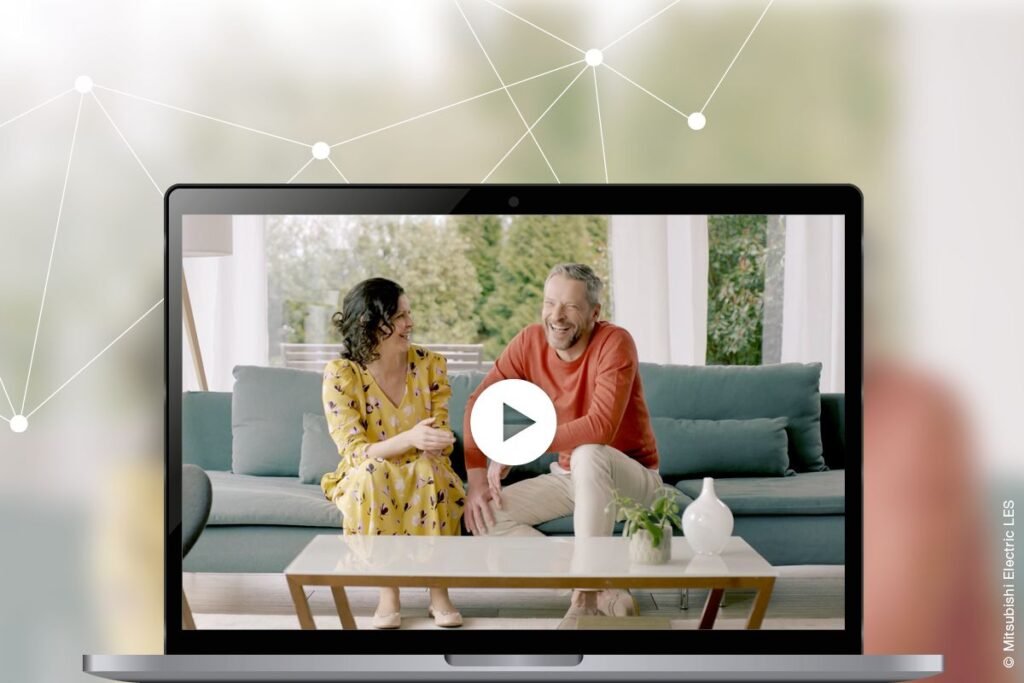 Mitsubishi Electric Laptop Wohnzimmer fröhliches Pärchen
