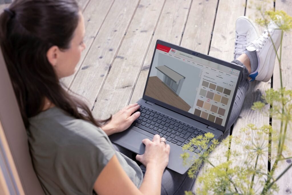 warema_Frau sitzt auf Boden mit Laptop