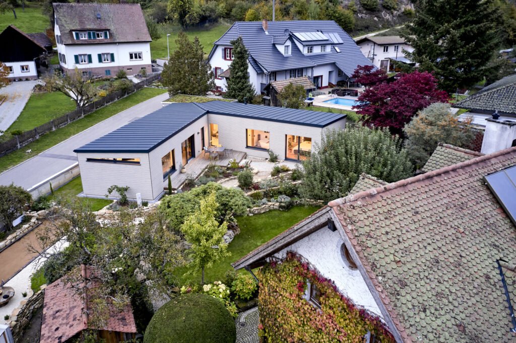 Luftaufnahme von einem barrierefreien Bungalow von Baufritz