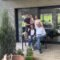 Alle drei Generationen der Bauherrenfamilie sitzen auf der Terrasse des neuen Baufritz-Bungalows