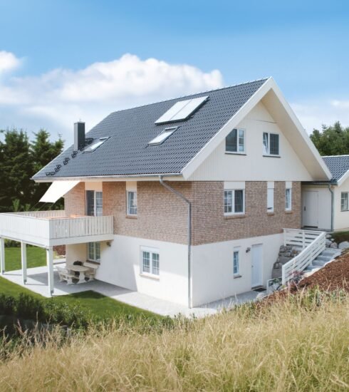 Einfamilienhaus mit Fassade in weiß und beige und Keller Glatthaar