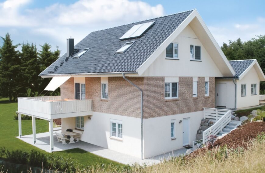 Einfamilienhaus mit Fassade in weiß und beige und Keller Glatthaar