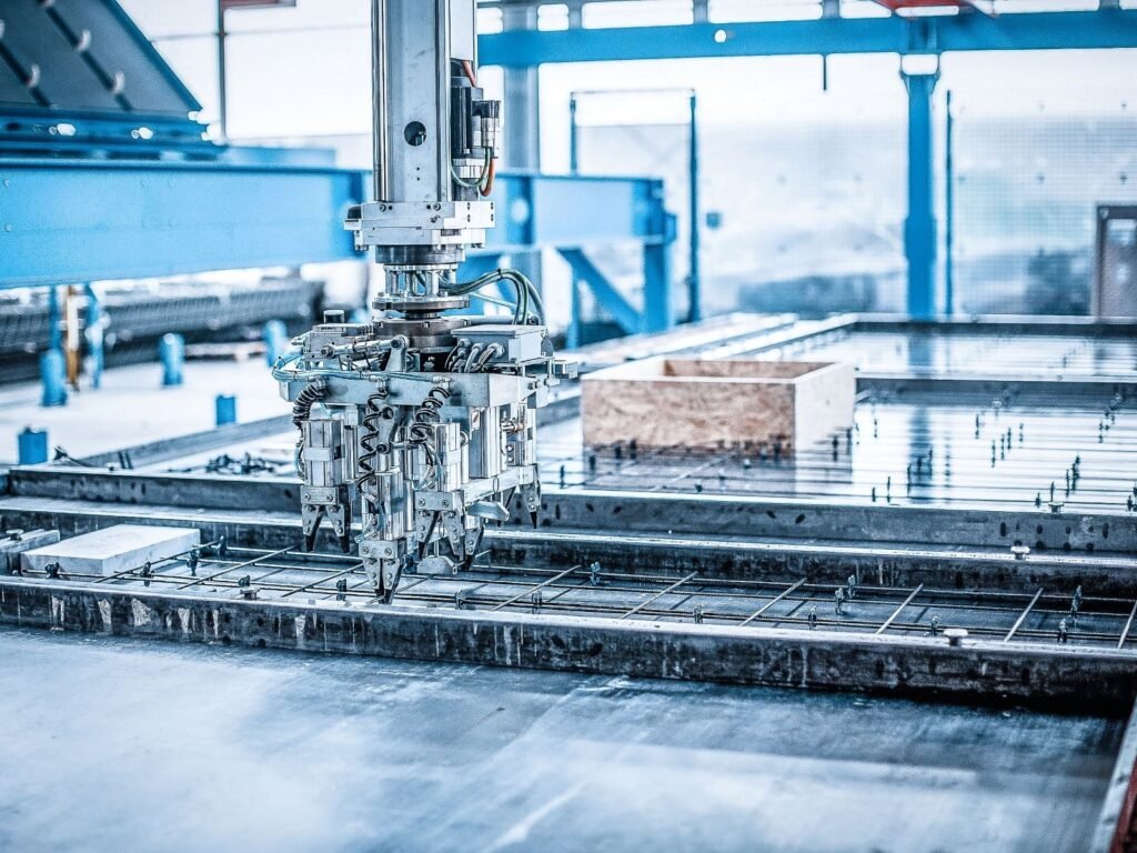 Einlegen_der_Bewehrung beim Betonfertigteilbau mit automatisierter Produktionsanlage