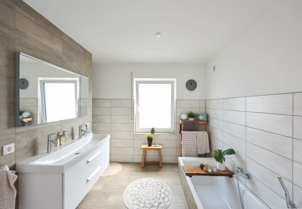 Badezimmer in braun und beige mit Badewanne