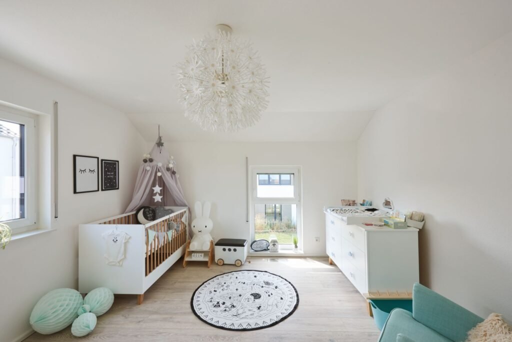 Babyzimmer mit Babybett und Spielsachen