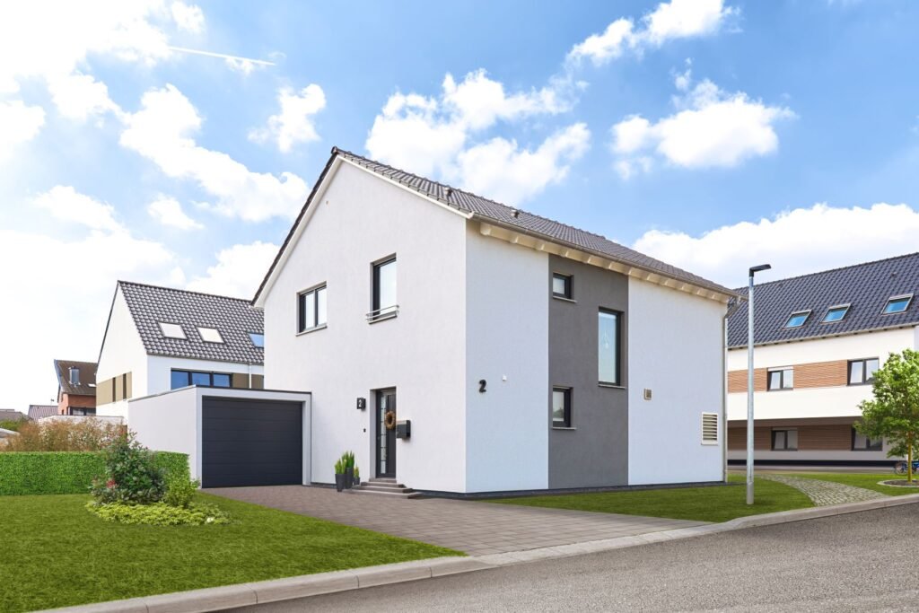 Hauseingang Haus mit weißer Fassade und Rasenfläche