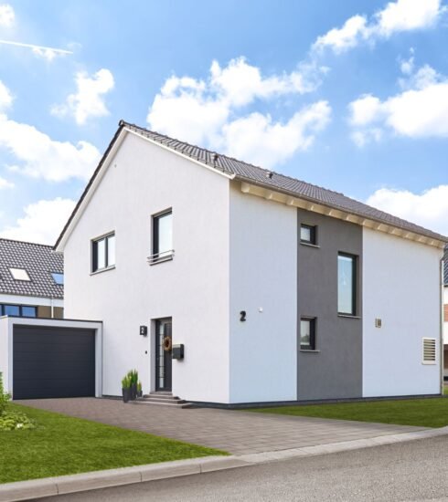 Hauseingang Haus mit weißer Fassade und Rasenfläche