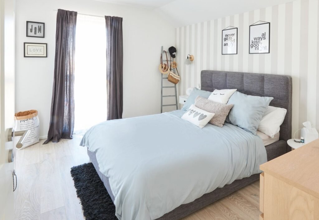 Schlafzimmer mit weißen Wänden und hellem Boden
