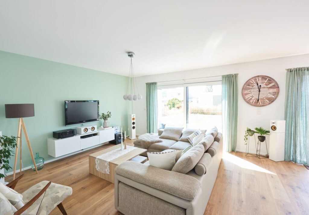 Wohnzimmer mit beigefarbener Couch