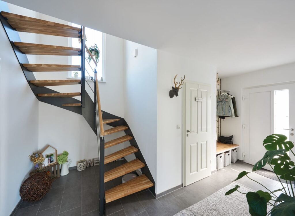 heller Flur mit Garderobe und Treppe