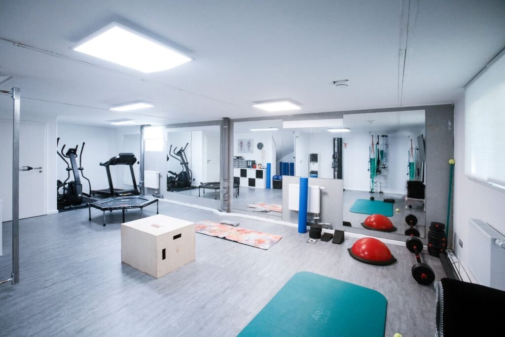 Fitnessraum im Keller mit Fitnessgeräten Glatthaar