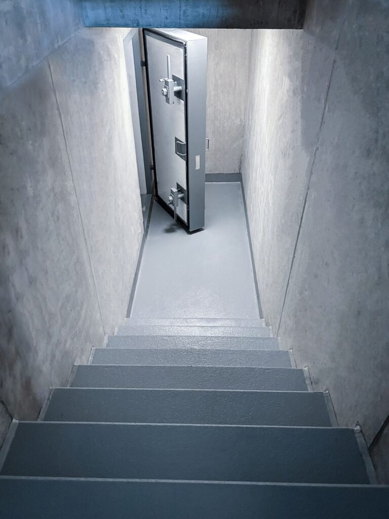 Kellertreppe mit Sicherheitstuer zum Kellerraum Glatthaar