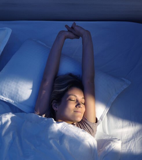 Frau genießt ihre Nachtruhe im Bett