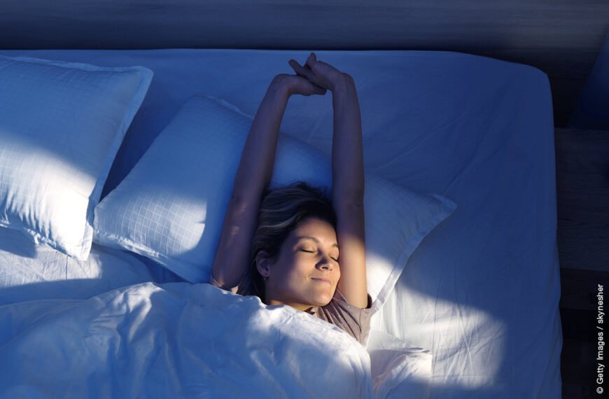 Frau genießt ihre Nachtruhe im Bett
