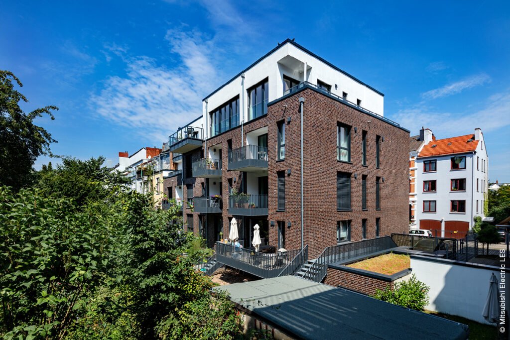 Modernes Mehrfamilienhaus mit Klinkerfassade