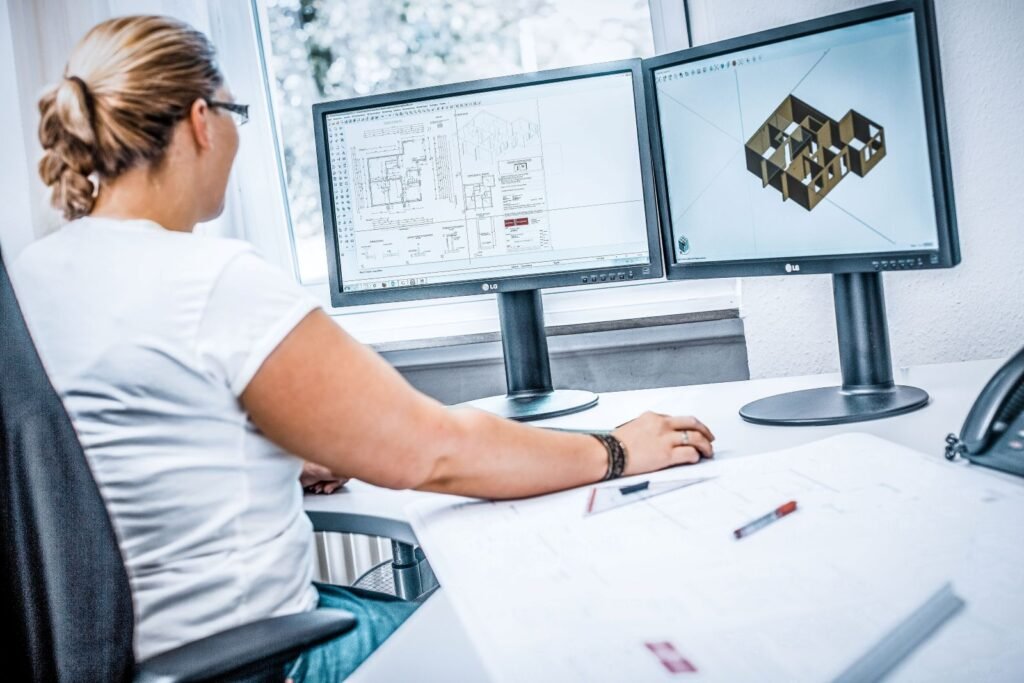 Planung der Kellerelemente Frau am PC mit Model