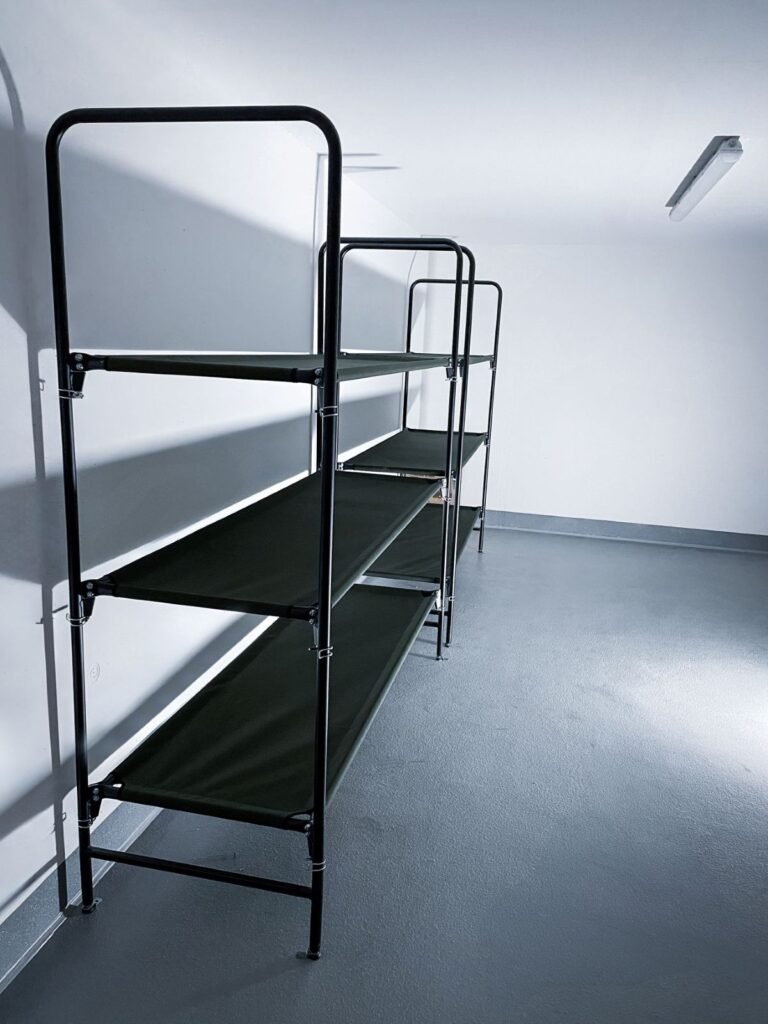 Schutzraum im Keller mit Pritschen zum Schlafen