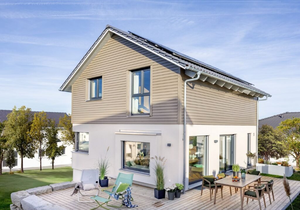 Schwörer Haus Heigl Einfamilienhaus mit großer Terrasse und grau weißer Fassade