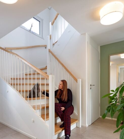 Schwörer Haus Rink Flur mit Treppe und Frau mit Katze