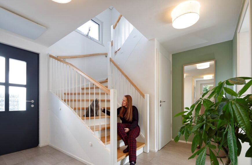 Schwörer Haus Rink Flur mit Treppe und Frau mit Katze