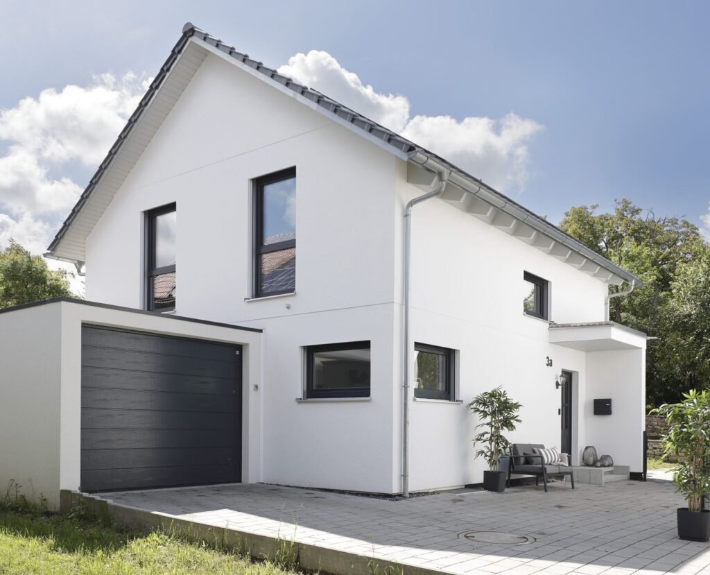 Schwörer Haus Rink weißes Einfamilienhaus mit Garage