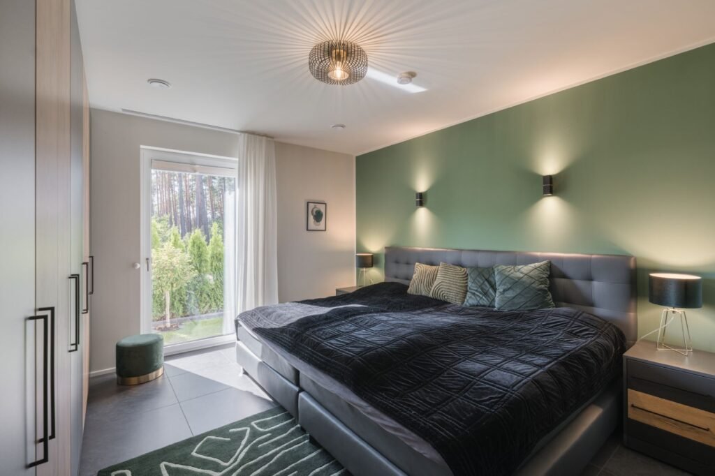 Weberhaus Graling Eltern Schlafzimmer mit großem Bett und bodentiefem Fenster