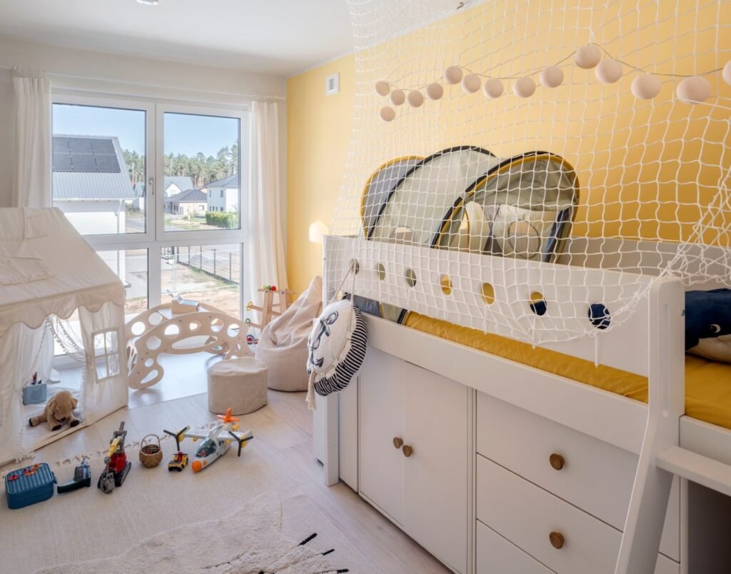 Weberhaus Graling Kleinkind Kinderzimmer mit weißem Bett und Spielsachen