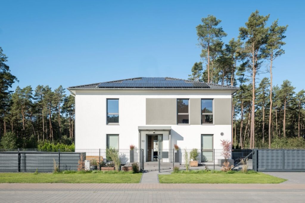 Weberhaus Graling Stadtvilla mit weiß-grauer Fassade Eingang