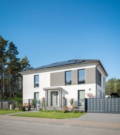 Weberhaus Graling Stadtvilla mit weiß-grauer Fassade Eingang Straße
