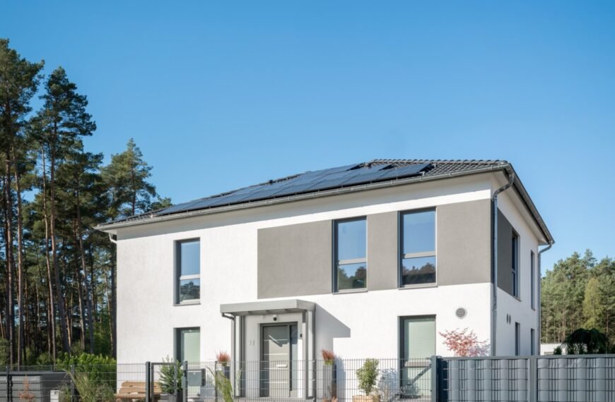Weberhaus Graling Stadtvilla mit weiß-grauer Fassade Eingang Straße