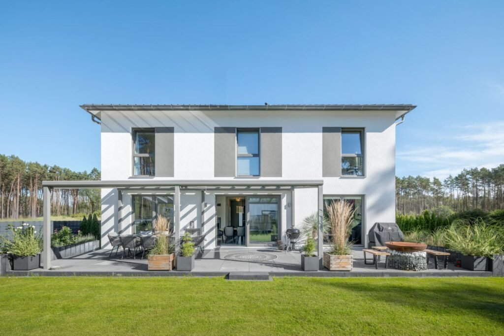 Weberhaus Graling Stadtvilla mit weiß-grauer Fassade Garten und Terrasse